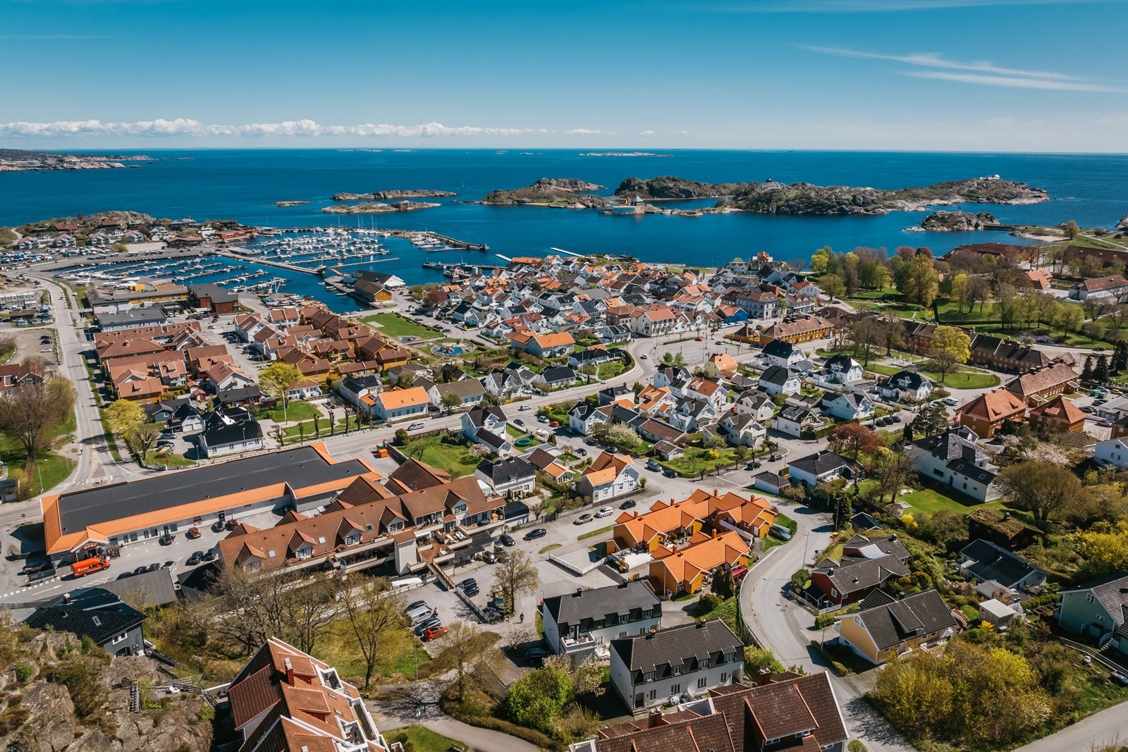 Her bor du med kort gåavstand til brygga, strender, kaféer, butikker og alt sommerbyen Stavern har å by på. Galleribilde