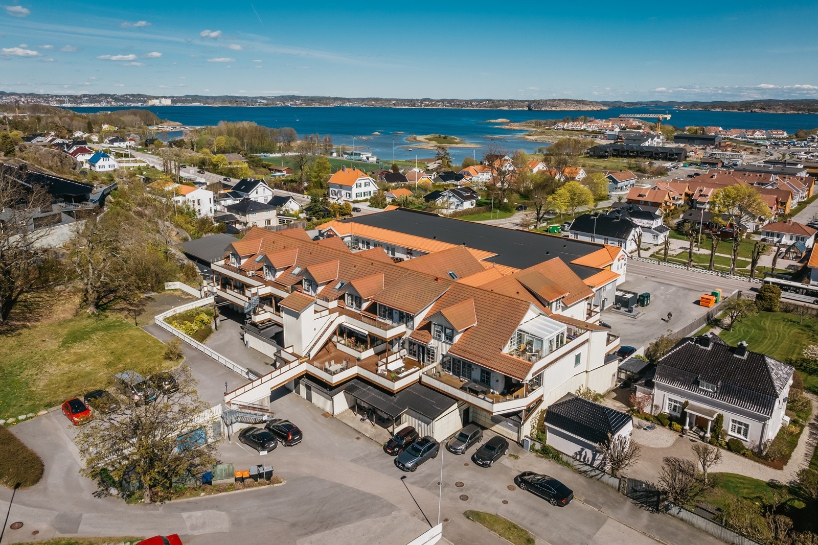 Lys og sentral leilighet i hjertet av Stavern, med alt rett utenfor døren. Her bor du nærmest midt i sentrum, rett bak butikker som MENY, Jernia og Vinmonopolet. Galleribilde