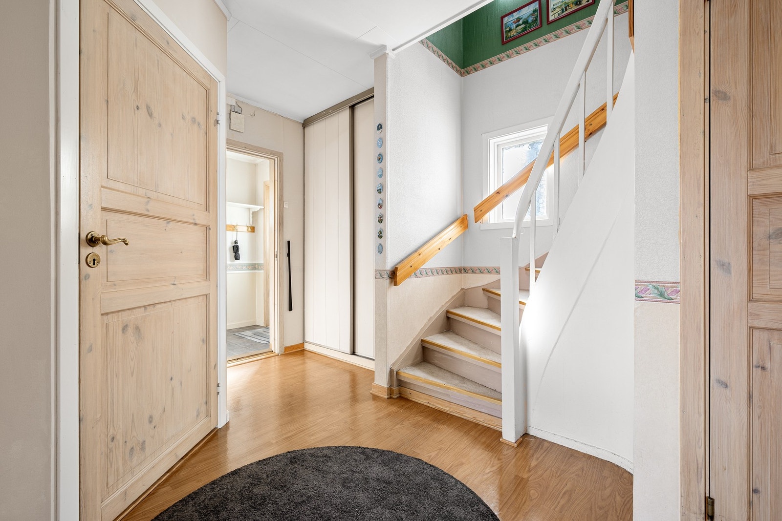 Gang med toalettrom, skyvedørsgarderobe og trapp til loftsetasje Galleribilde