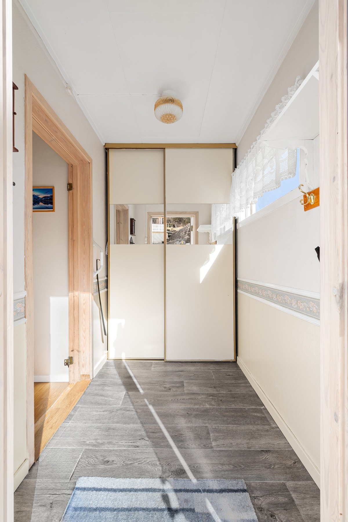 Entré med skyvedørsgarderobe - enkelt å holde ryddig! Galleribilde