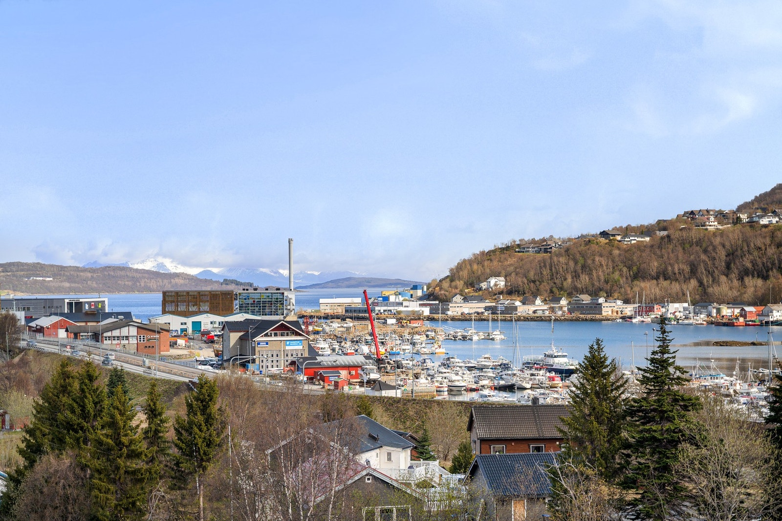 Eiendommen er fint plassert i Harstadbotn med flott utsikt over båthavna og mot Gangsås Galleribilde