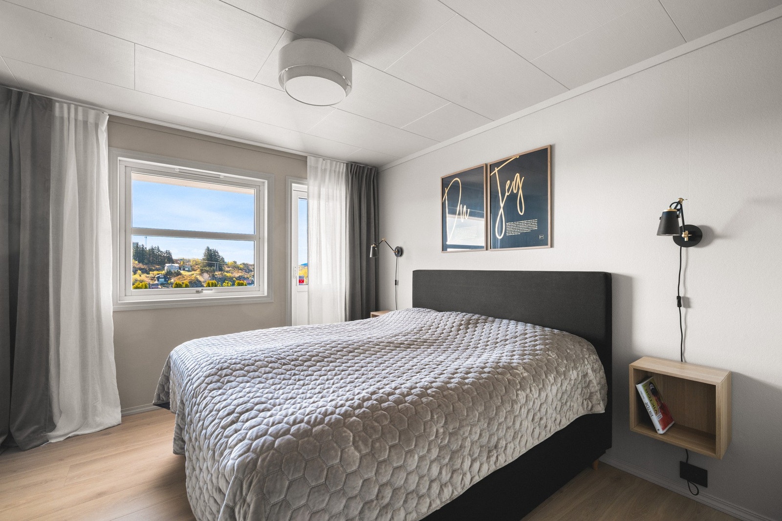 Hovedsoverommet har god plass til dobbeltseng, garderobe og nattbord Galleribilde
