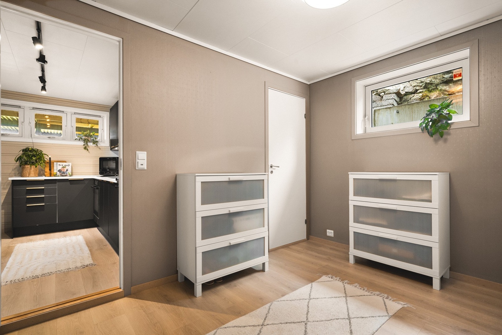 Her har du plass til seng, nattbord og garderobe Galleribilde