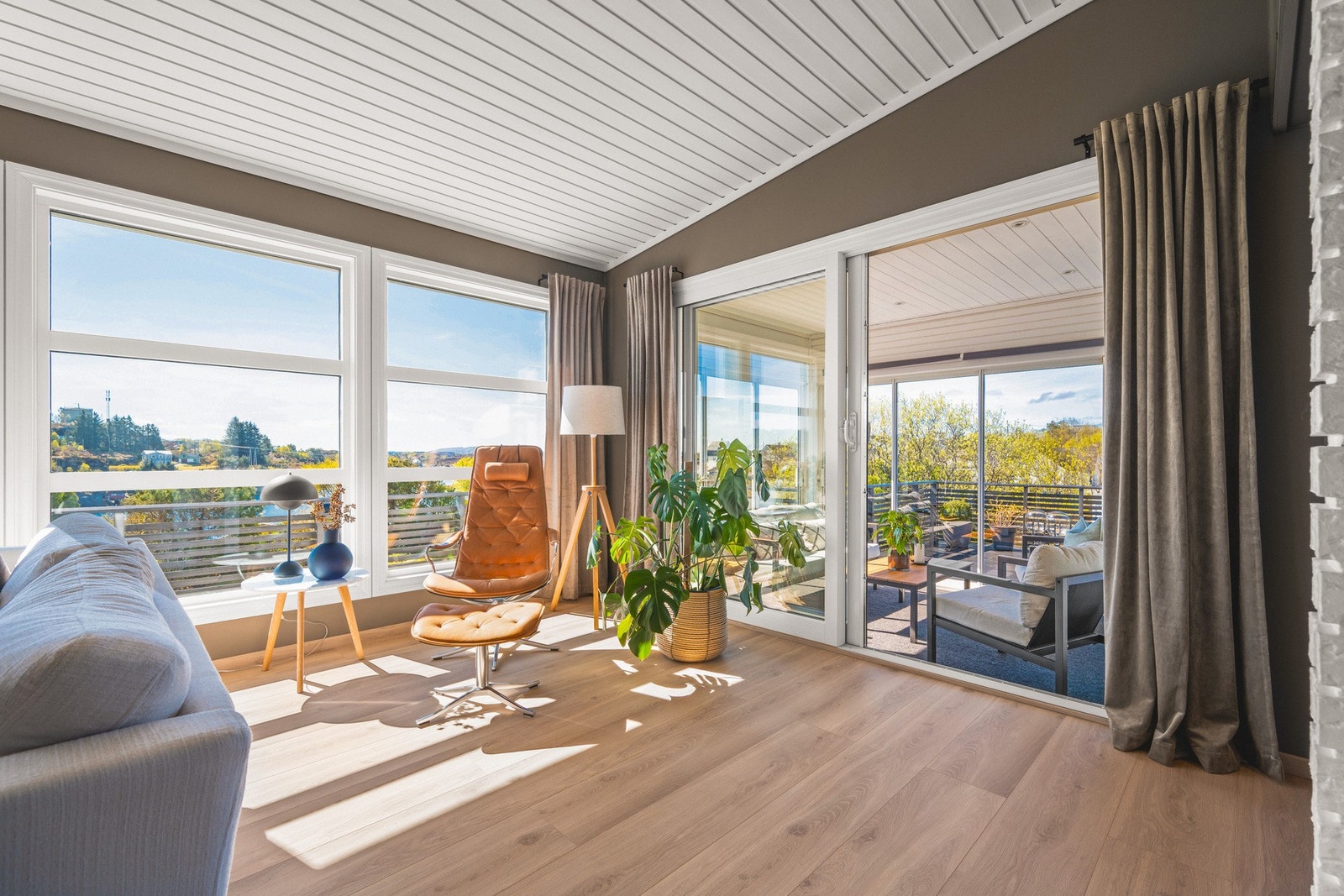 Fra stuen er det utgang til vinterhage Galleribilde