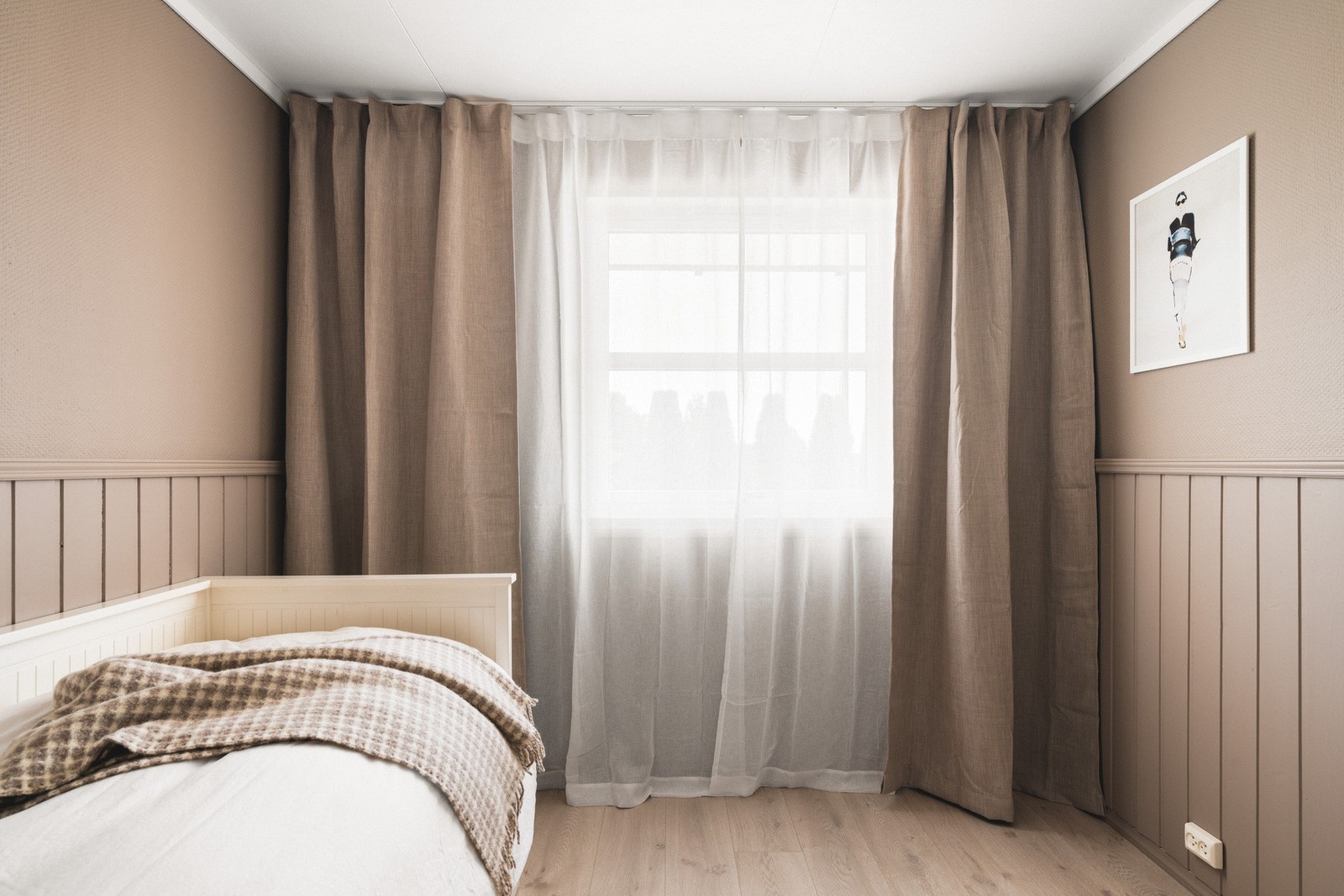 Her har du plass til en seng, nattbord og garderobe Galleribilde