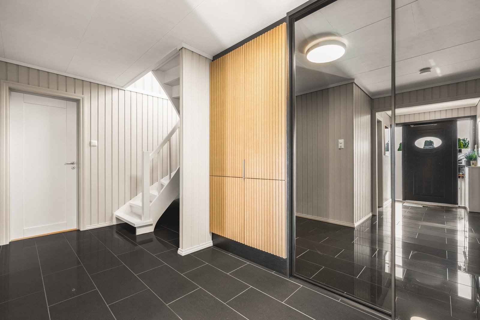 I gangen er det en stor skyvedørsgarderobe Galleribilde
