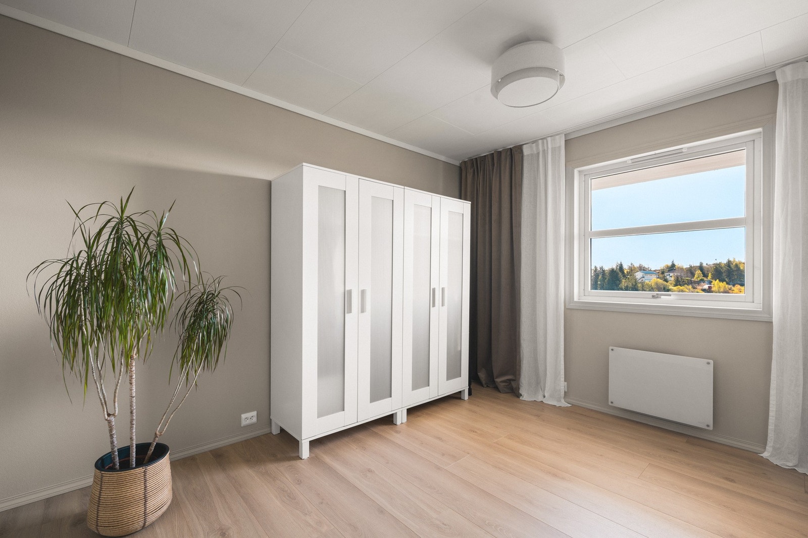 Har har du god plass til seng, nattbord og garderobe Galleribilde