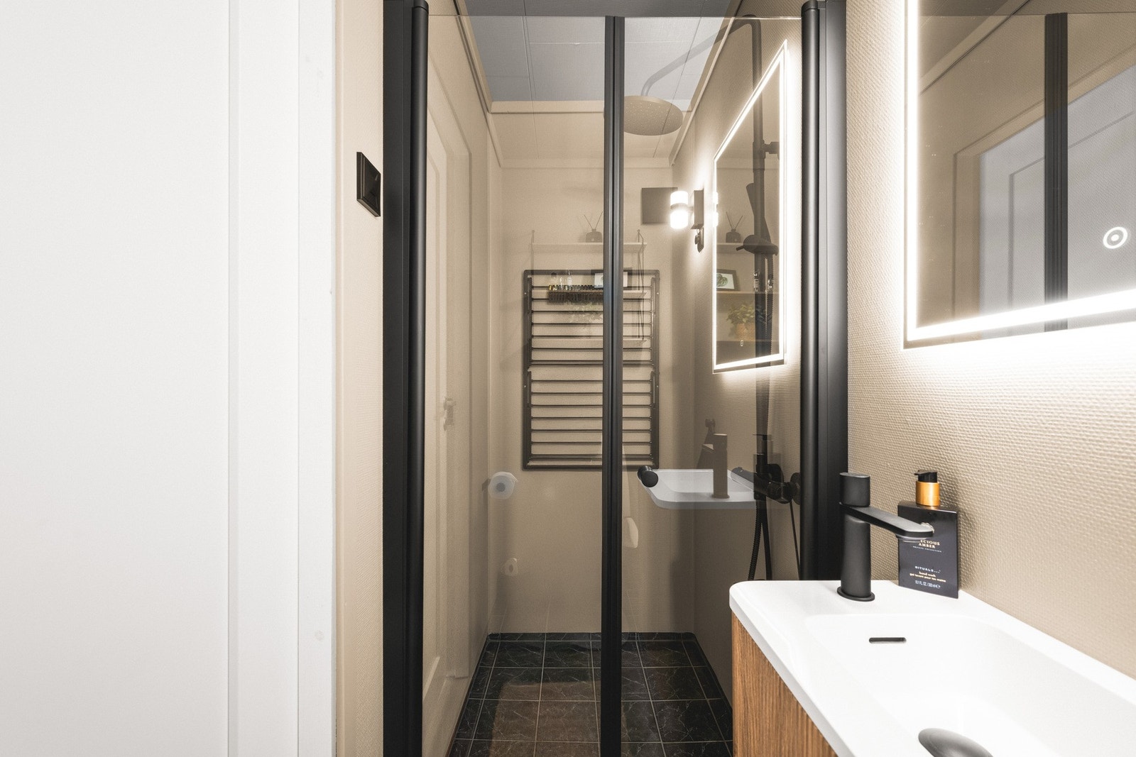 Badet måler 2,7 kvm Galleribilde