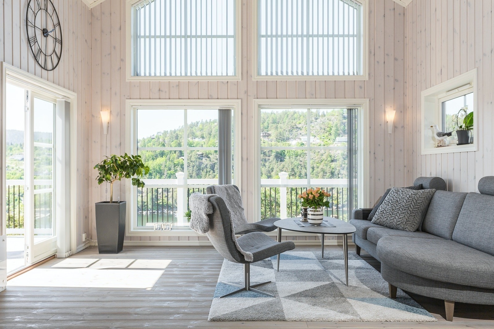 Den store vindusfasaden slipper natur og lys inn i hytta Galleribilde
