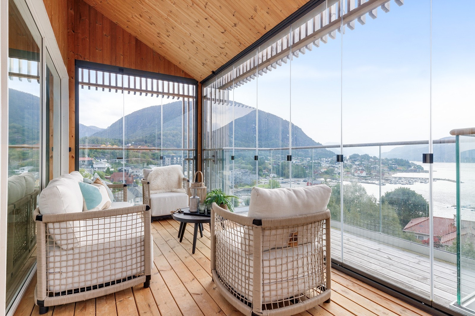 Her kan man virkelig nyte den fine utsikten med god oversikt over Vågen, fjorden og utover øyene Galleribilde