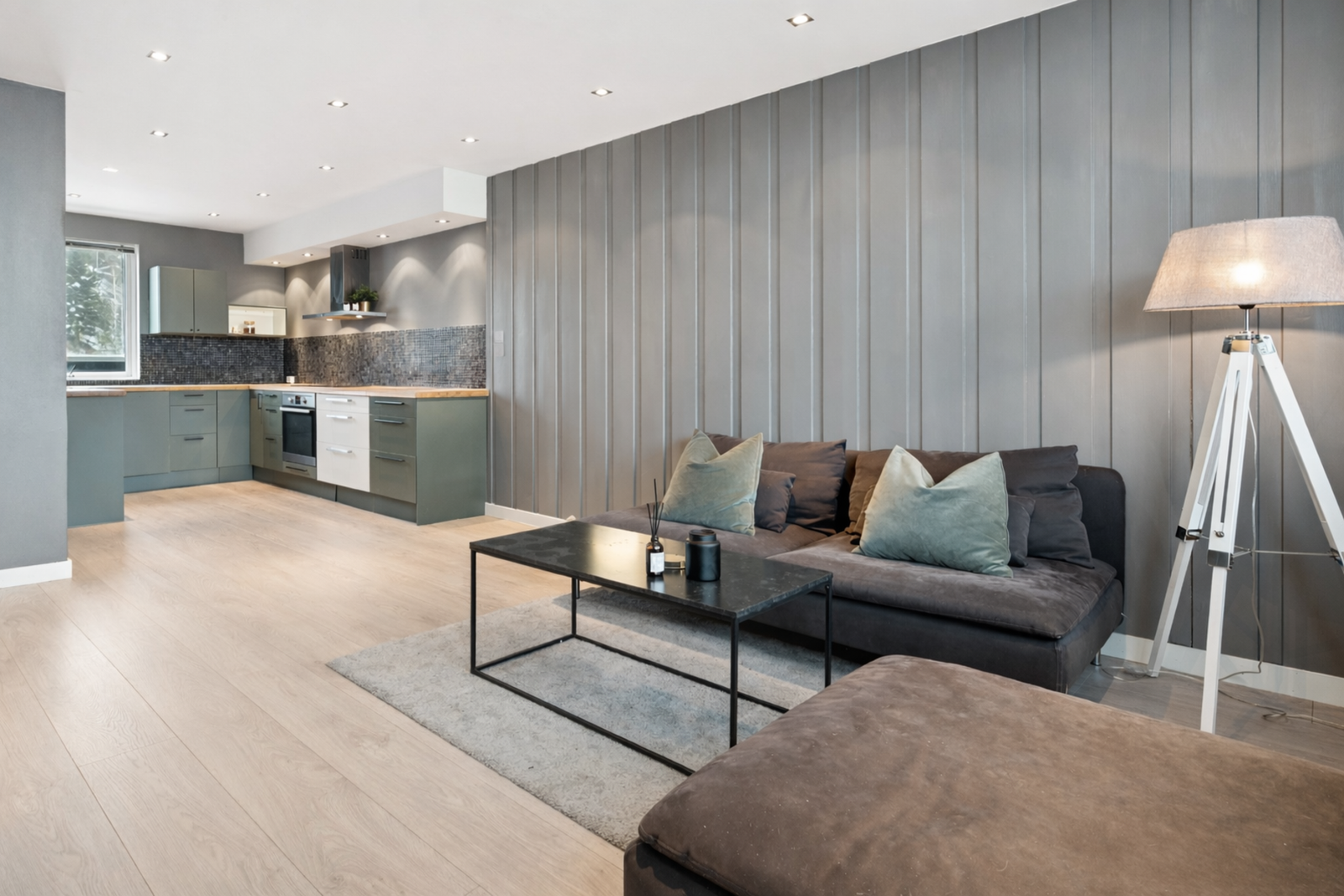 Rommet har god plass til både sofagruppe, spisebord og øvrig møblement etter behov. Galleribilde