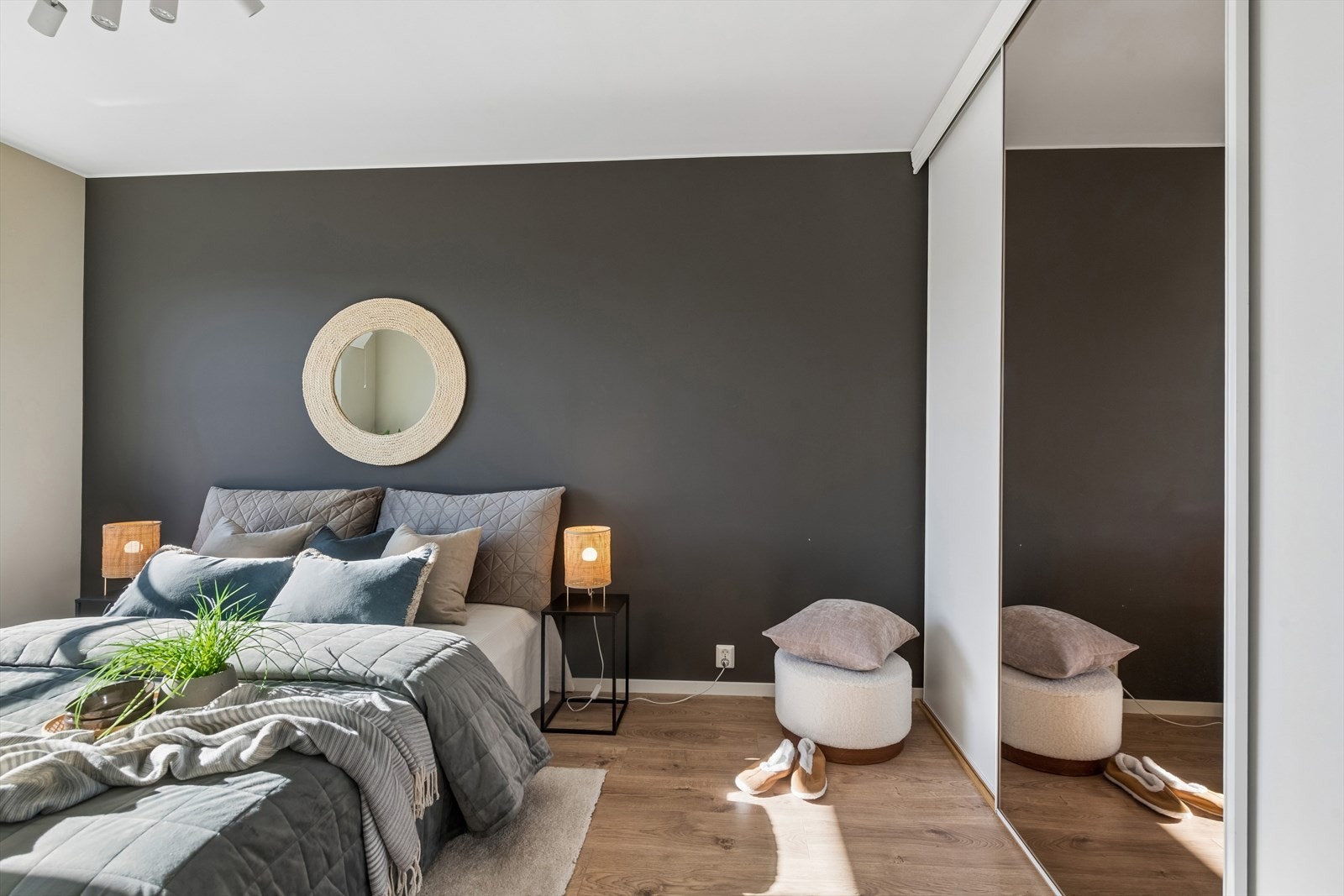 En romslig garderobeløsning med skyvedører gir rikelig med lagringsplass på soverommet. Galleribilde
