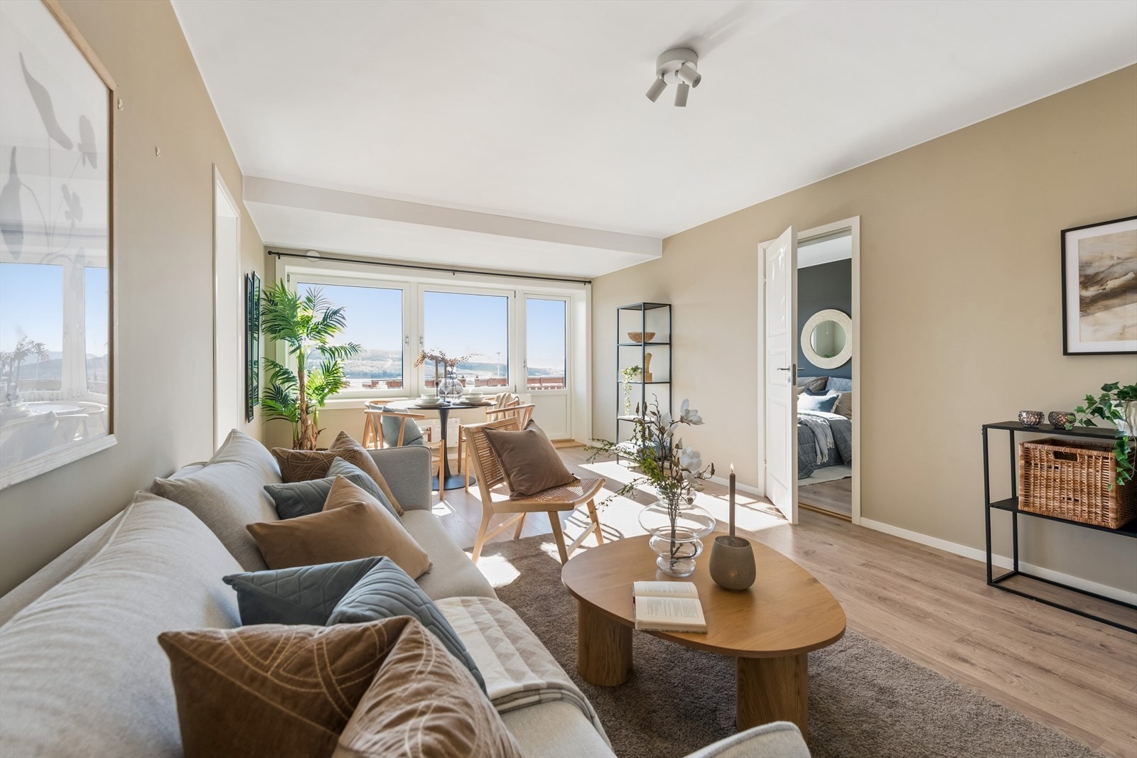 Stuen er et lys og innbydende rom med plass til både sofagruppe og spisebord. Galleribilde