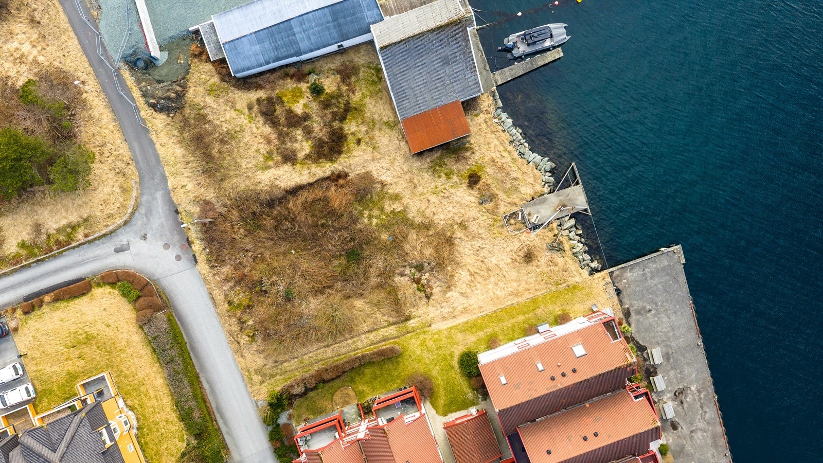 Tomten har et areal på ca 1 082 m2 og er hovedsakelig regulert til bolig. En stripe av tomten er regulert til "fellesområde" (fremtidig kyststi). Kyststi kan bli aktuell enten ved utfylling i sjø, eller på eksisterende tomt i dagen. Galleribilde