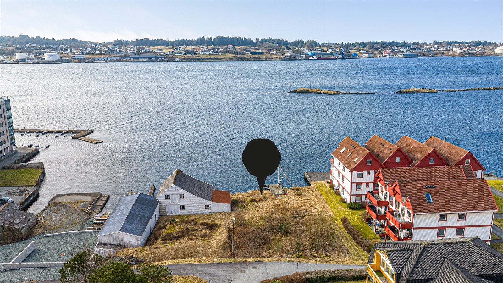 Fra eiendommen er det fri utsikt mot Karmsundet og Karmøy. Galleribilde