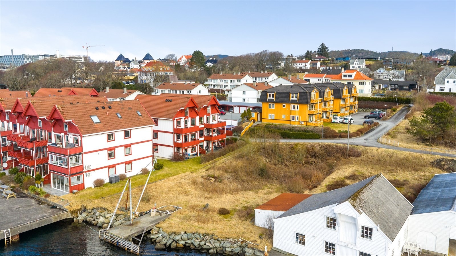Tomten ligger mot offentlig vei. Galleribilde