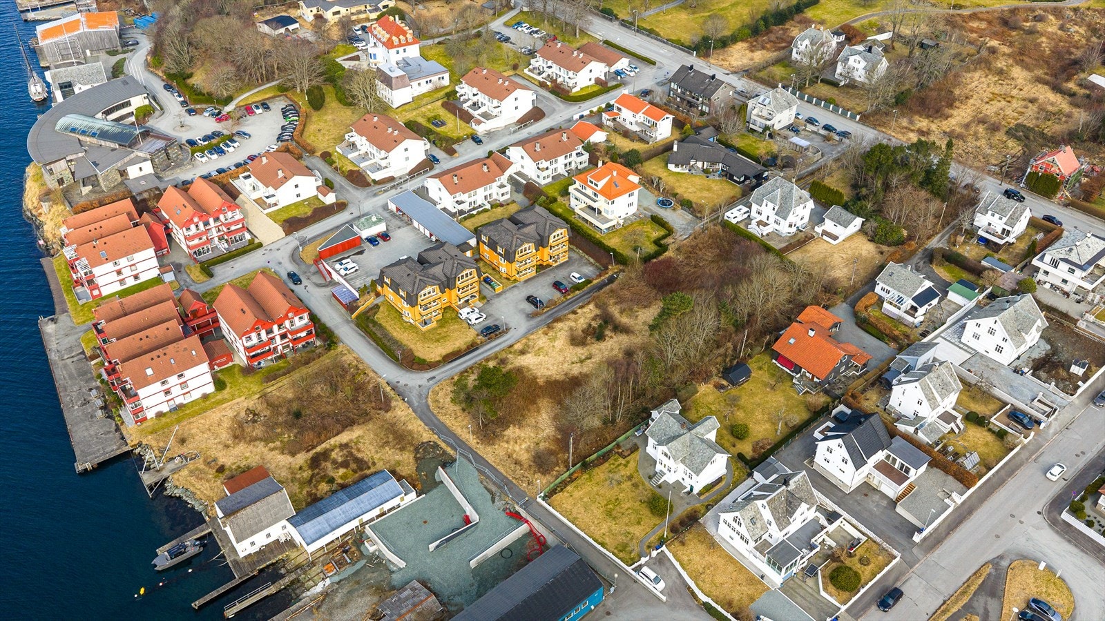 Kort gangavstand til alt sentrum har å by på, herunder gode shoppingmuligheter, spennende butikker i gågaten, kino, Festiviteten, byens kjøpesenter "Markedet", høyskolen m.m. Galleribilde