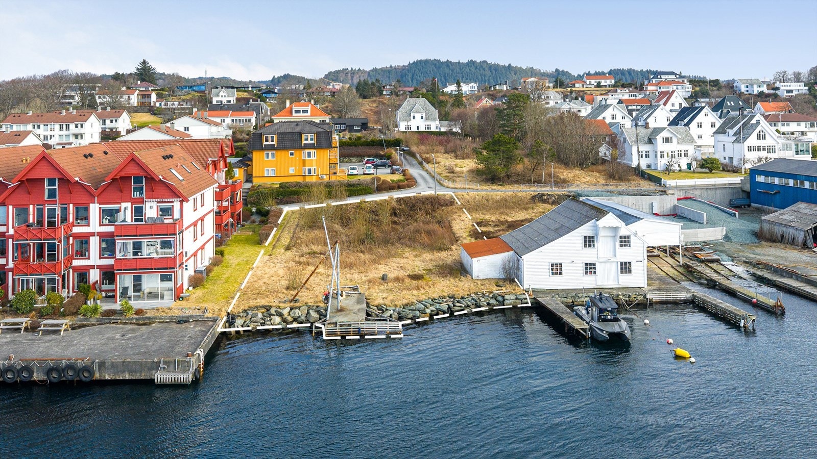 Tomten ligger tilbaketrukket i maritime omgivelser, og samtidig som det er gangavstand til alle fasilitetene i sentrum. Galleribilde