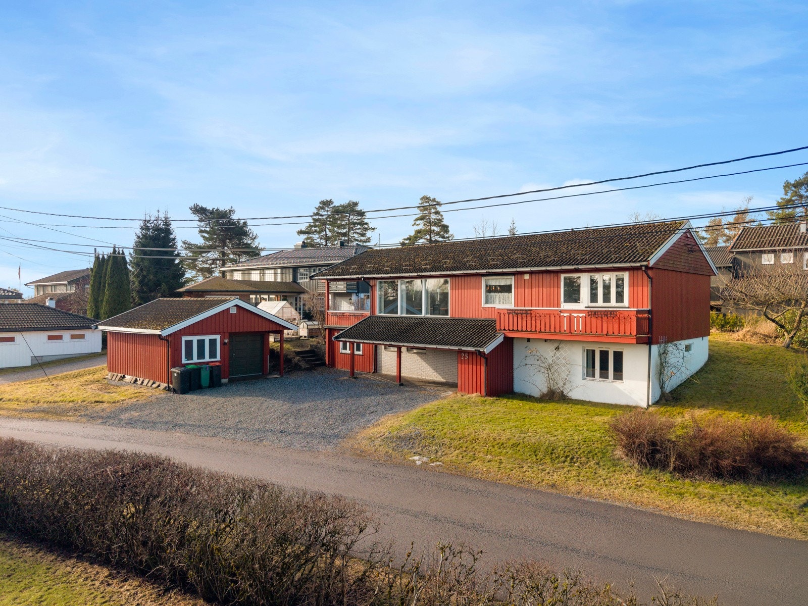 Boligen ligger i et rolig og barnevennlig område med solrik beliggenhet. Kort vei til skoler, barnehager, idrettsanlegg og Stridsklevhallen, samt dagligvare og servicetilbud i gangavstand. Galleribilde