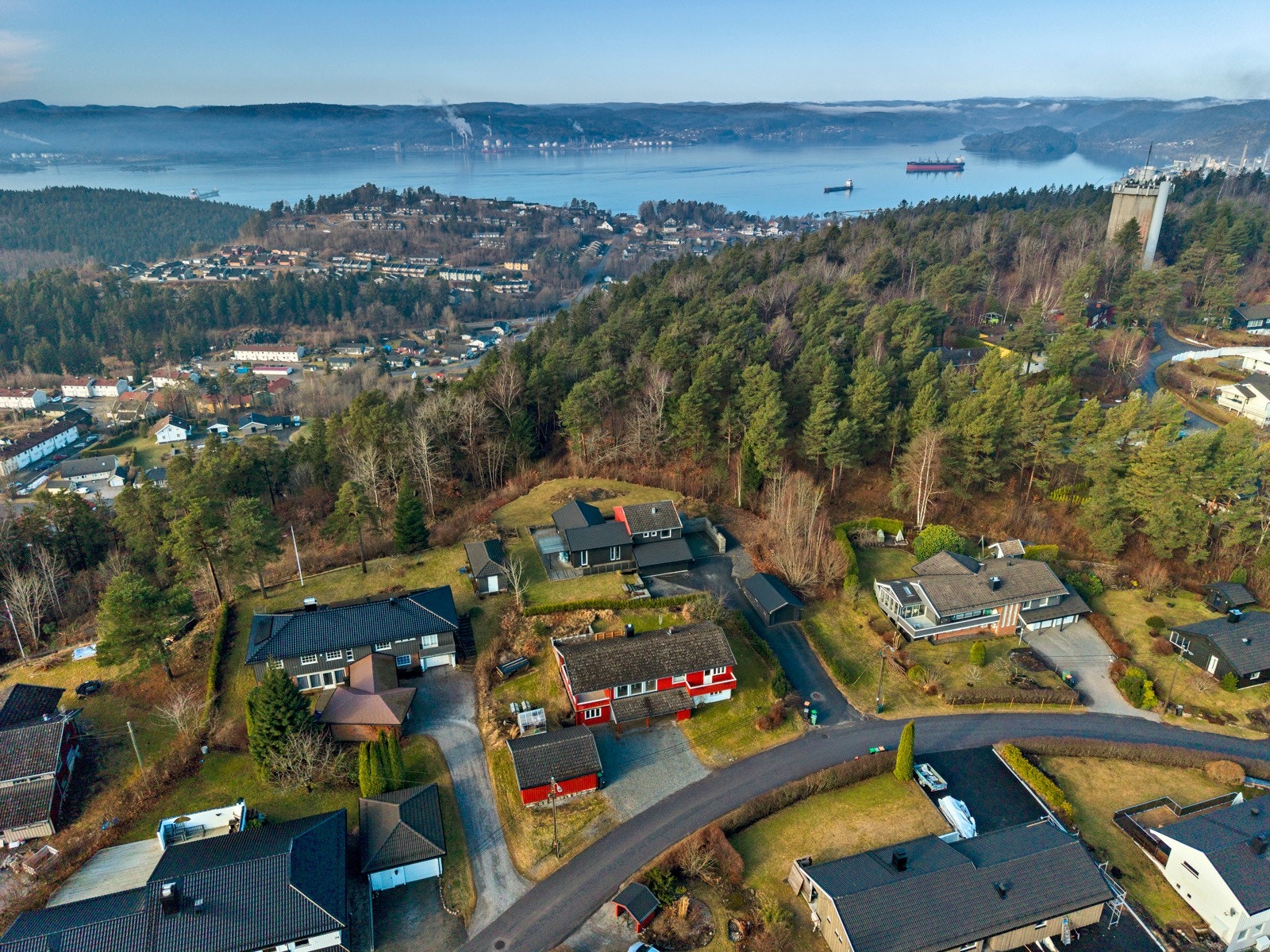 Porsgrunn sentrum ligger 4?,5 km unna. Området byr på flotte tur- og rekreasjonsmuligheter, blant annet Uræddløypa og skiløyper vinterstid. Gode kollektivforbindelser og enkel adkomst til E18. Galleribilde