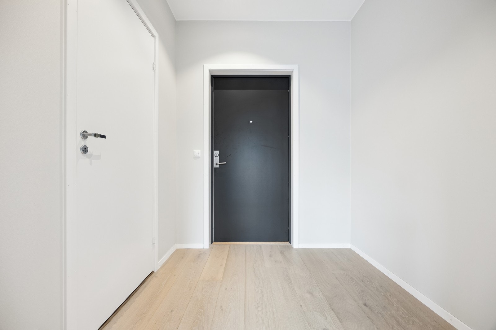 Stor og romslig entré med god plass til oppheng av yttertøy. Galleribilde