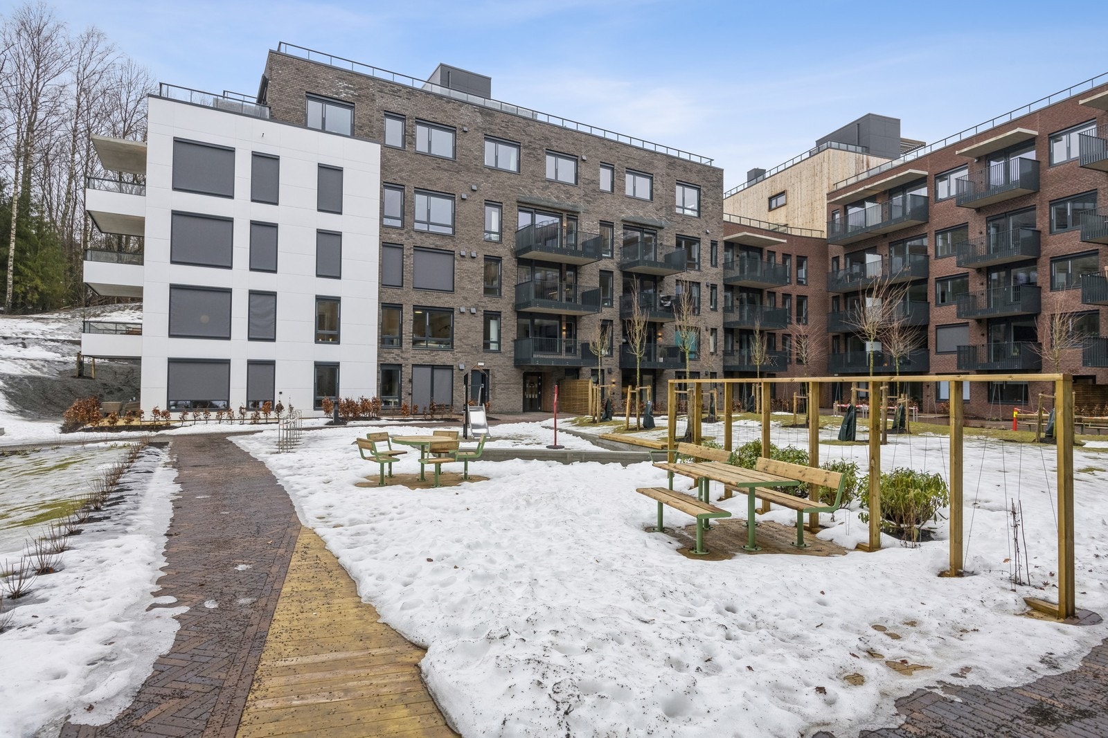 Velkommen til denne lysfylte og moderne leiligheten i et ettertrakted område – Frysjaparken. Galleribilde