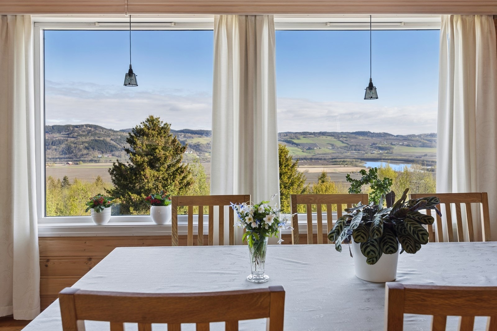 De store vindusflatene i stuen gir rikelig med dagslys og rammer inn den flotte utsikten. Galleribilde