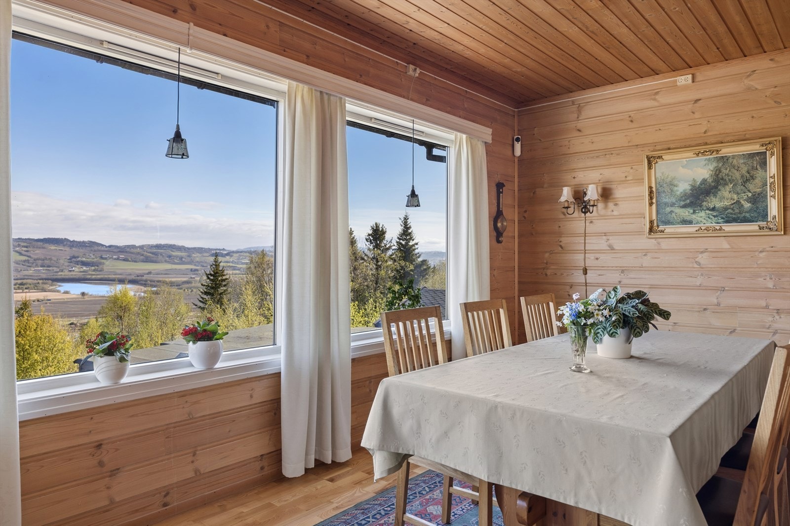 Spisestuen er perfekt plassert for å nyte måltider med panoramautsikt over nærområdet. Galleribilde