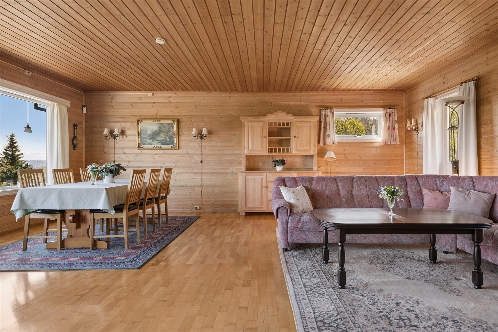 Stuen er romslig og gir god plass til både en stor sofagruppe og en egen spiseavdeling. Galleribilde