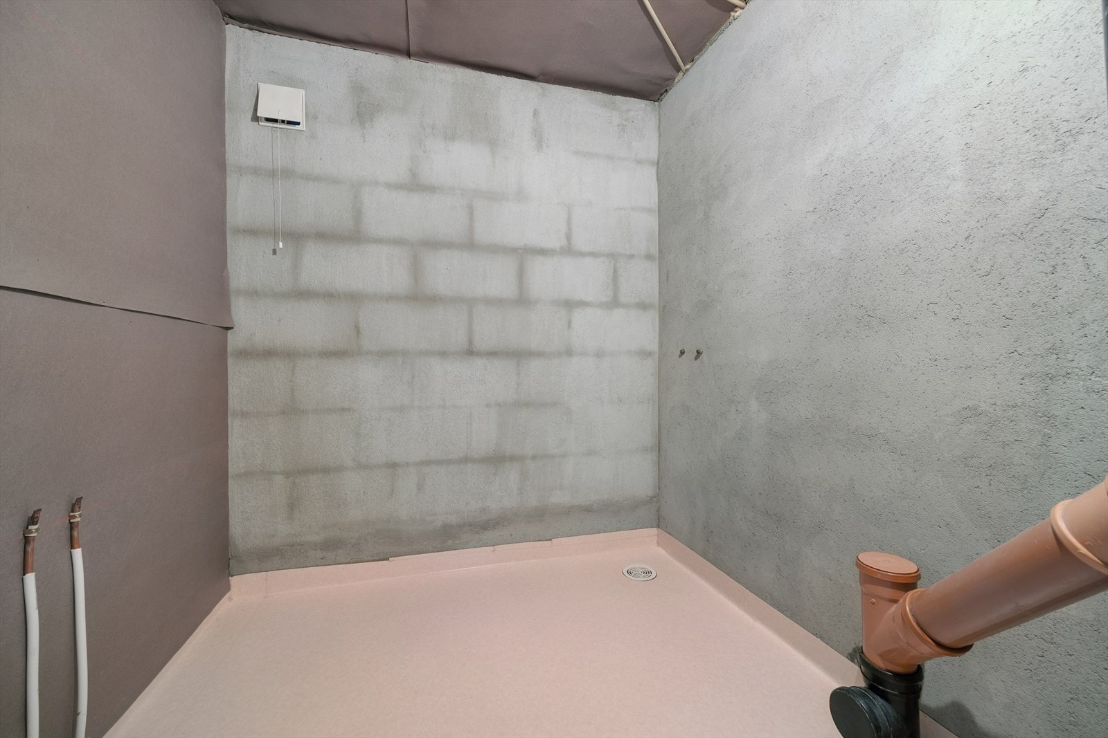 Rom, klargjort for å lage bad. Godkjent som bad på byggetegning. Vann og avløp for servant, dusj, sluk og wc. Varmekabler og belegg på gulv. Galleribilde