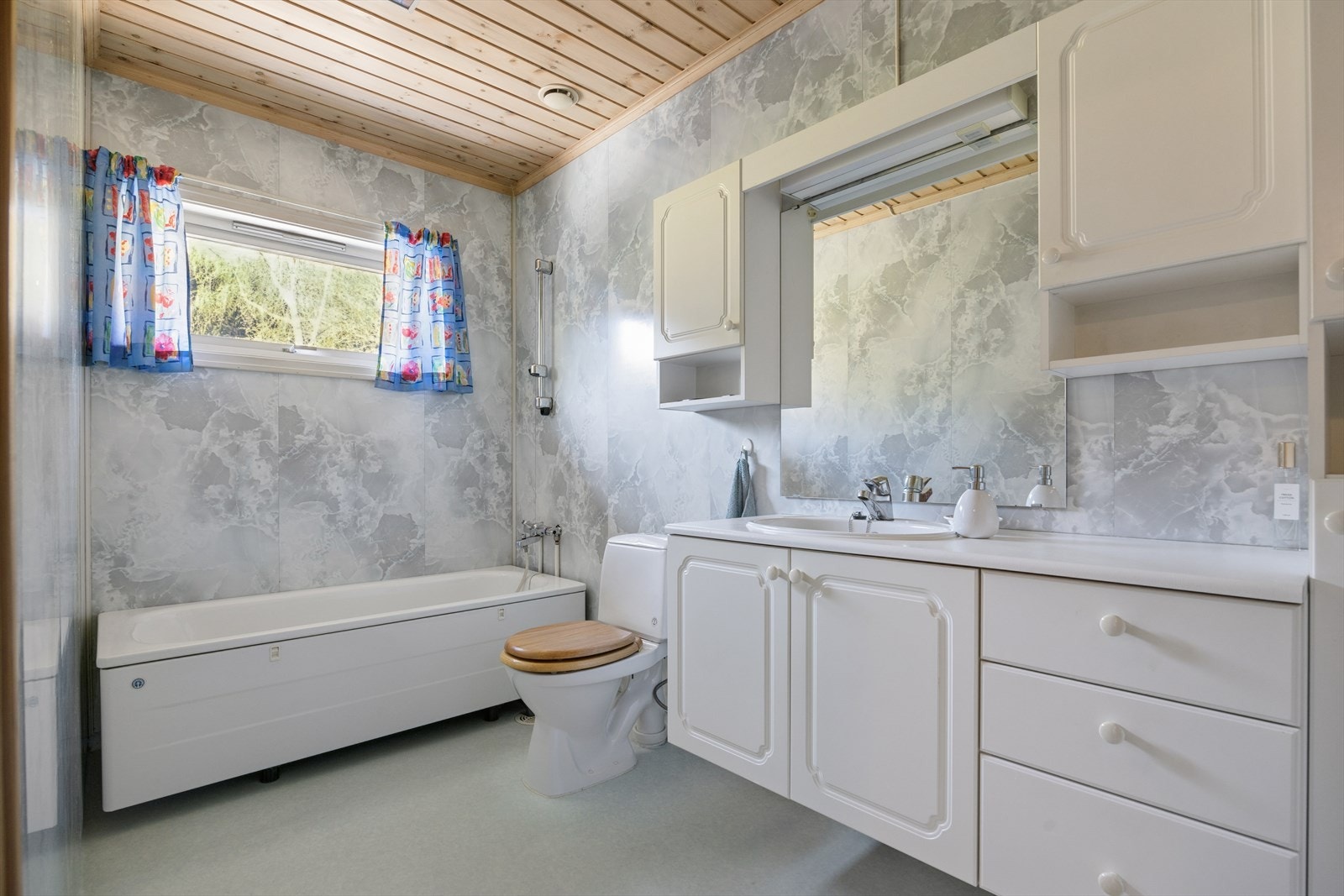 Badet er utstyrt med badekar, servantinnredning og toalett. Rommet har sentralavtrekk. Galleribilde
