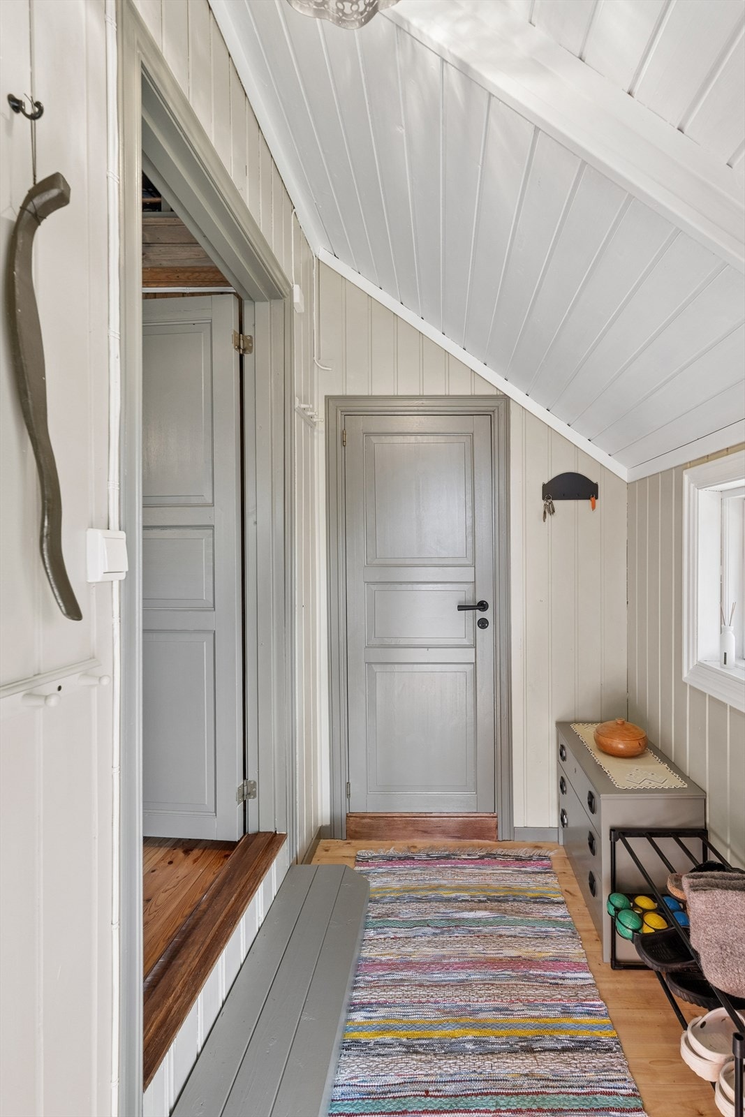 Velkommen inn. Alle rom, tak og vinduskarmer i hytta er nymalt, noe som gir et lyst og helhetlig inntrykk. Galleribilde