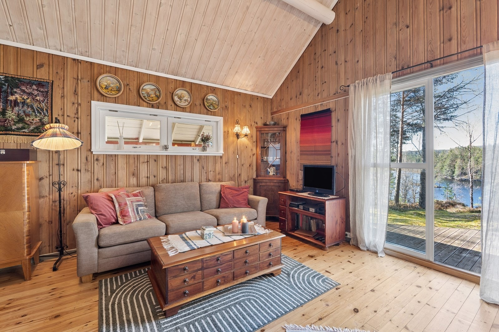 Nydelig utsikt til vannet fra stuen! Galleribilde