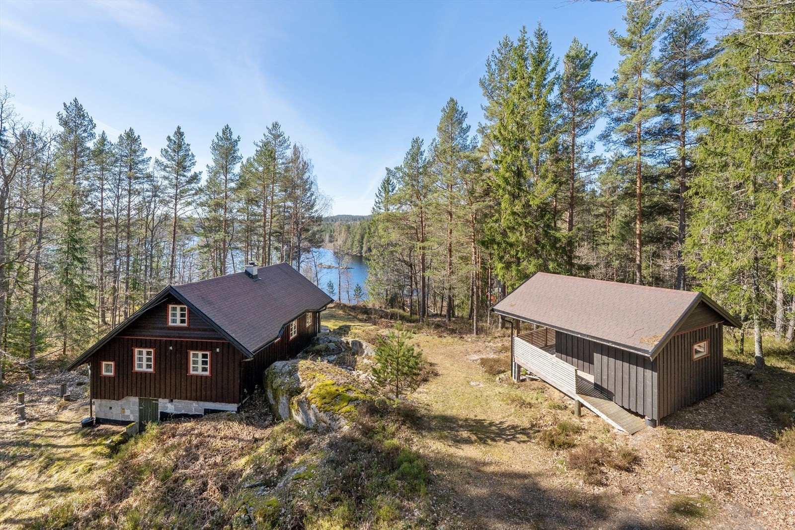 Velkommen til denne sjarmerende fritidsboligen I Rennesundvegen 189! Galleribilde