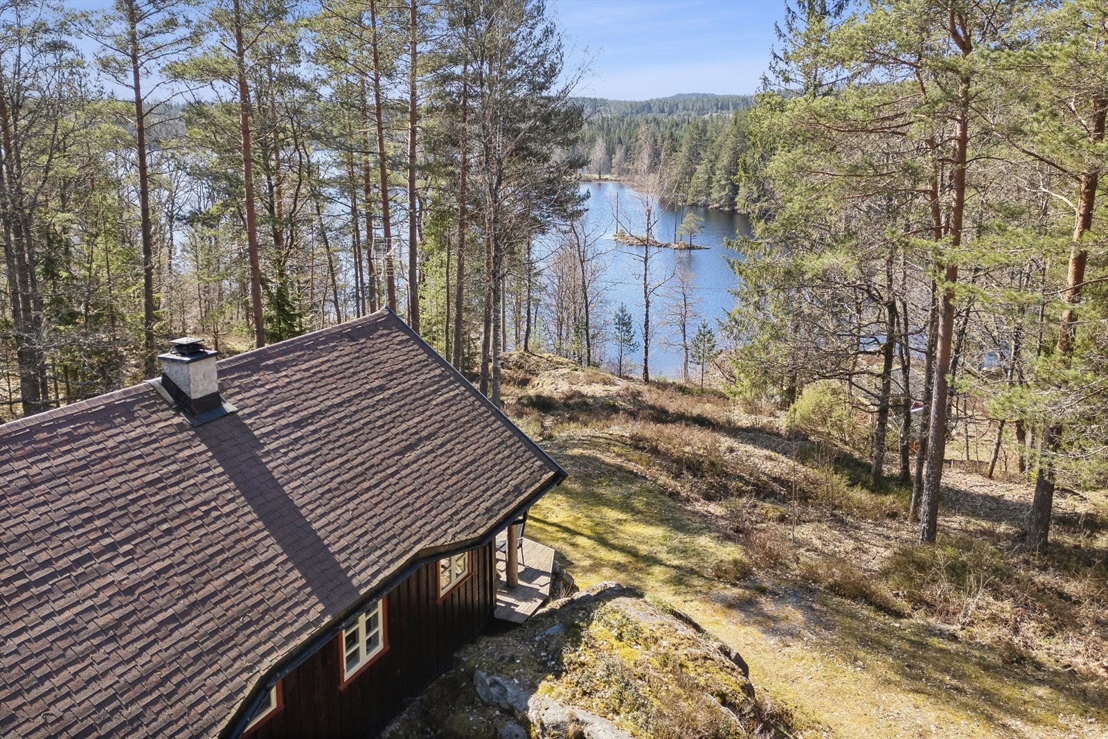 Her leves livet i pakt med naturen, enten det er morgenkaffen på terrassen med blikk utover vannspeilet eller en kveldstur i stillheten. Galleribilde