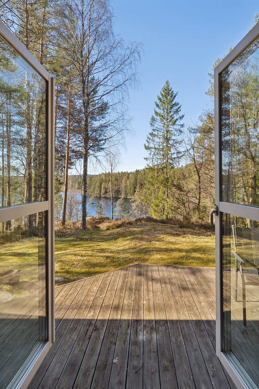 Den doble terrassedøren åpner opp mot naturen og gir en sømløs overgang mellom inne- og uteområdet. Galleribilde