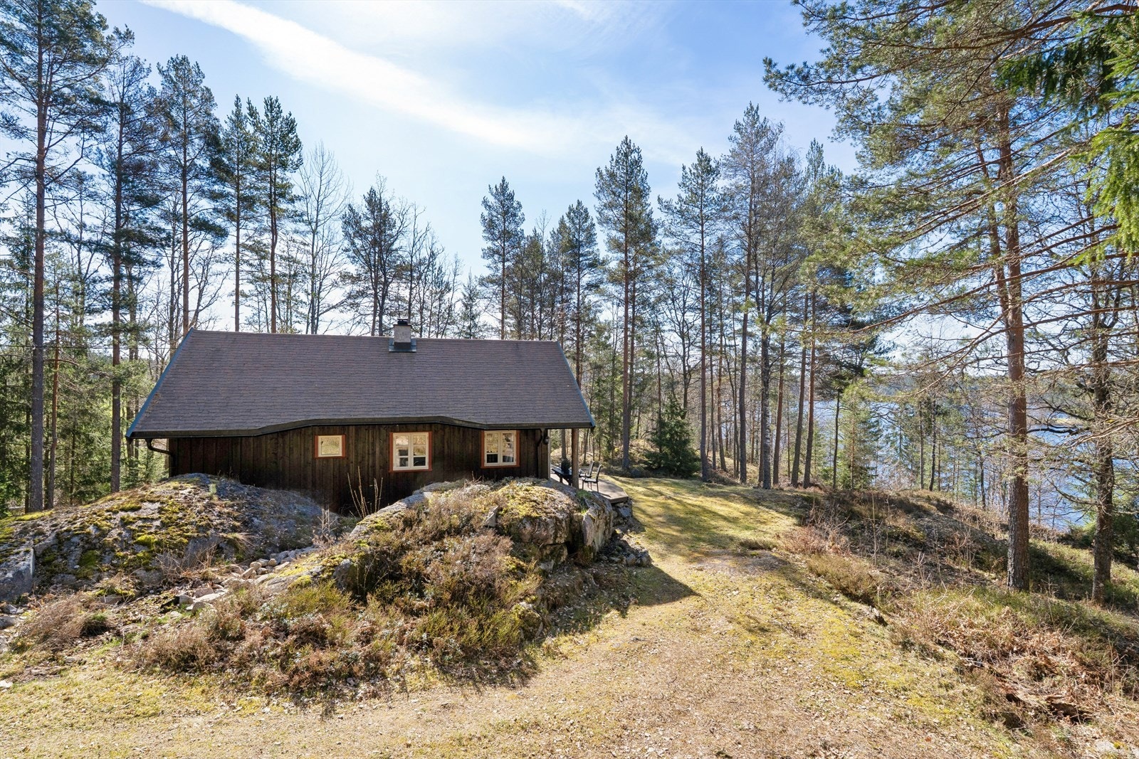 Det er bilvei helt ned til hytta for enkel av- og pålasting. Galleribilde