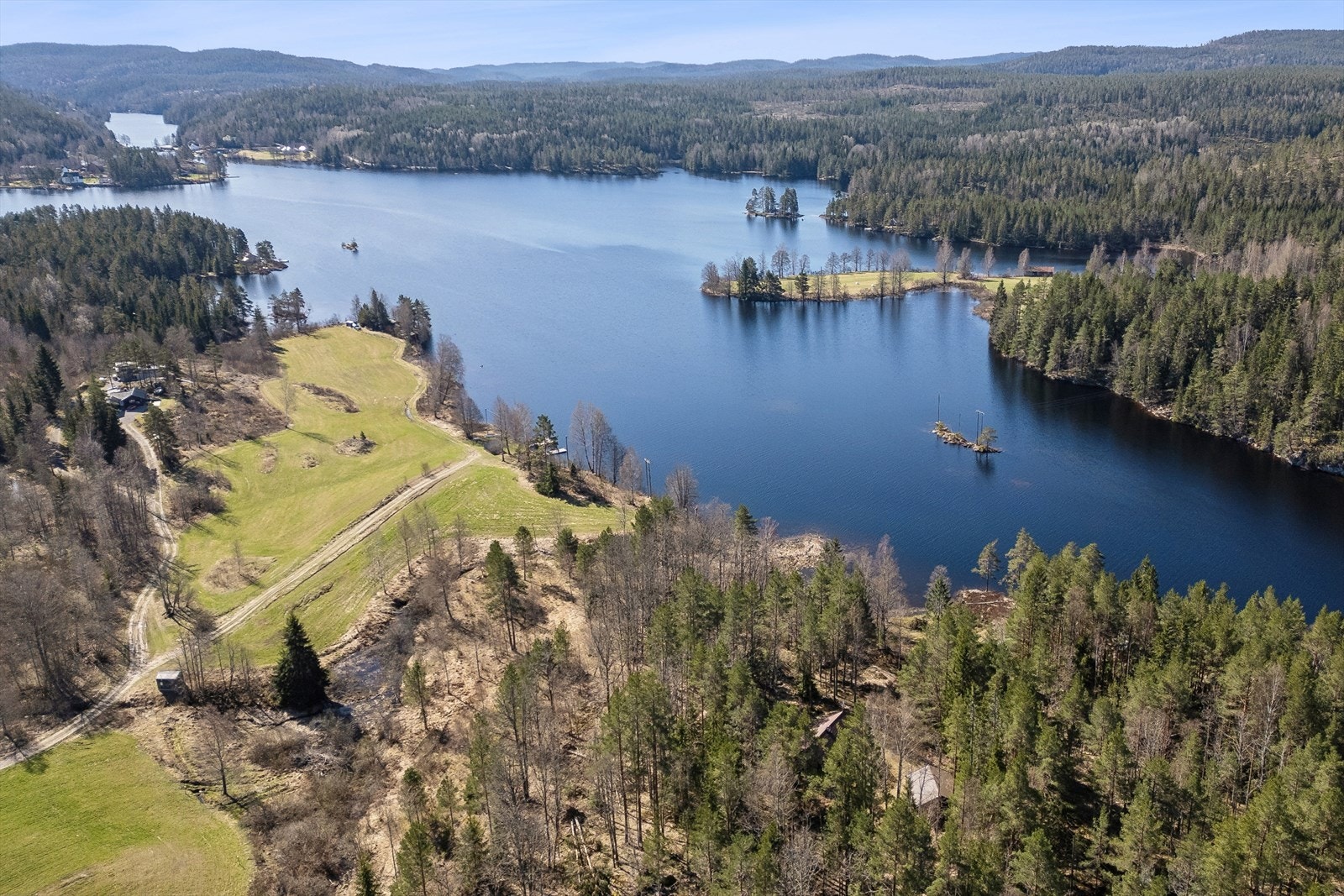 Eiendommen ligger usjenert til ved idylliske Kilevannet i Skien, omkranset av skog og med flott utsikt over vannet. Galleribilde