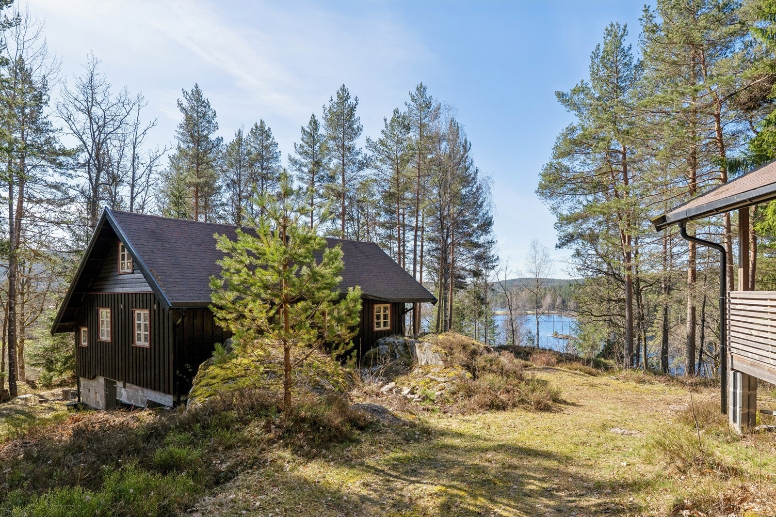 Parkeringen ligger ca. 300 meter fra hytta, med plass til to biler på anvist område. Galleribilde