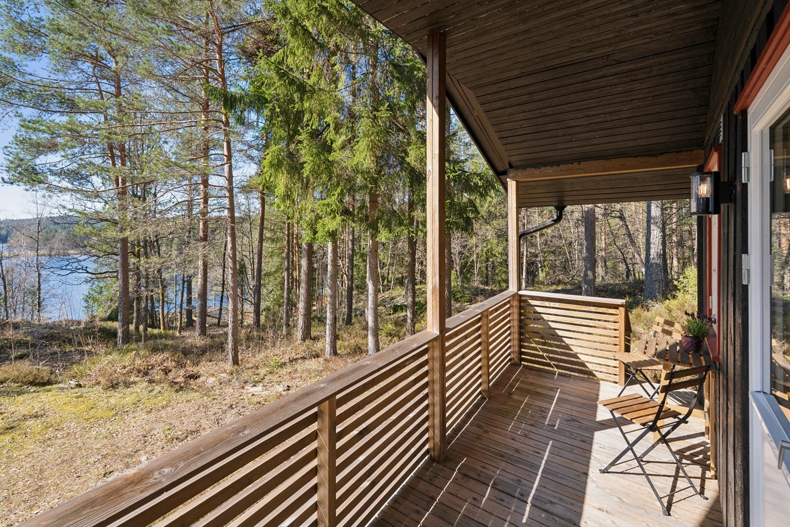 Det er fin utsikt også fra anneksets veranda. Galleribilde