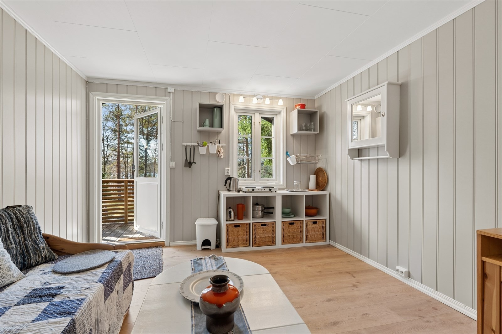 Inne i annekset finner du et lyst og trivelig oppholdsrom på ca. 13 m². Galleribilde