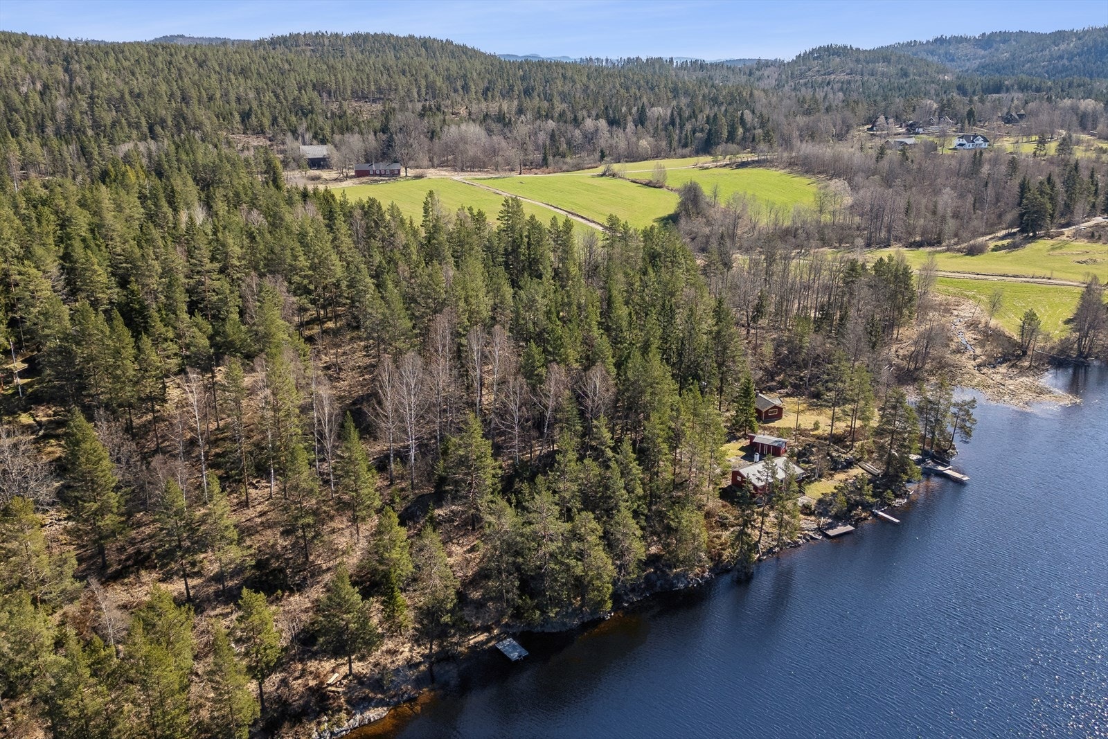 Tomten er en naturtomt som glir vakkert inn i det omkringliggende landskapet. Galleribilde
