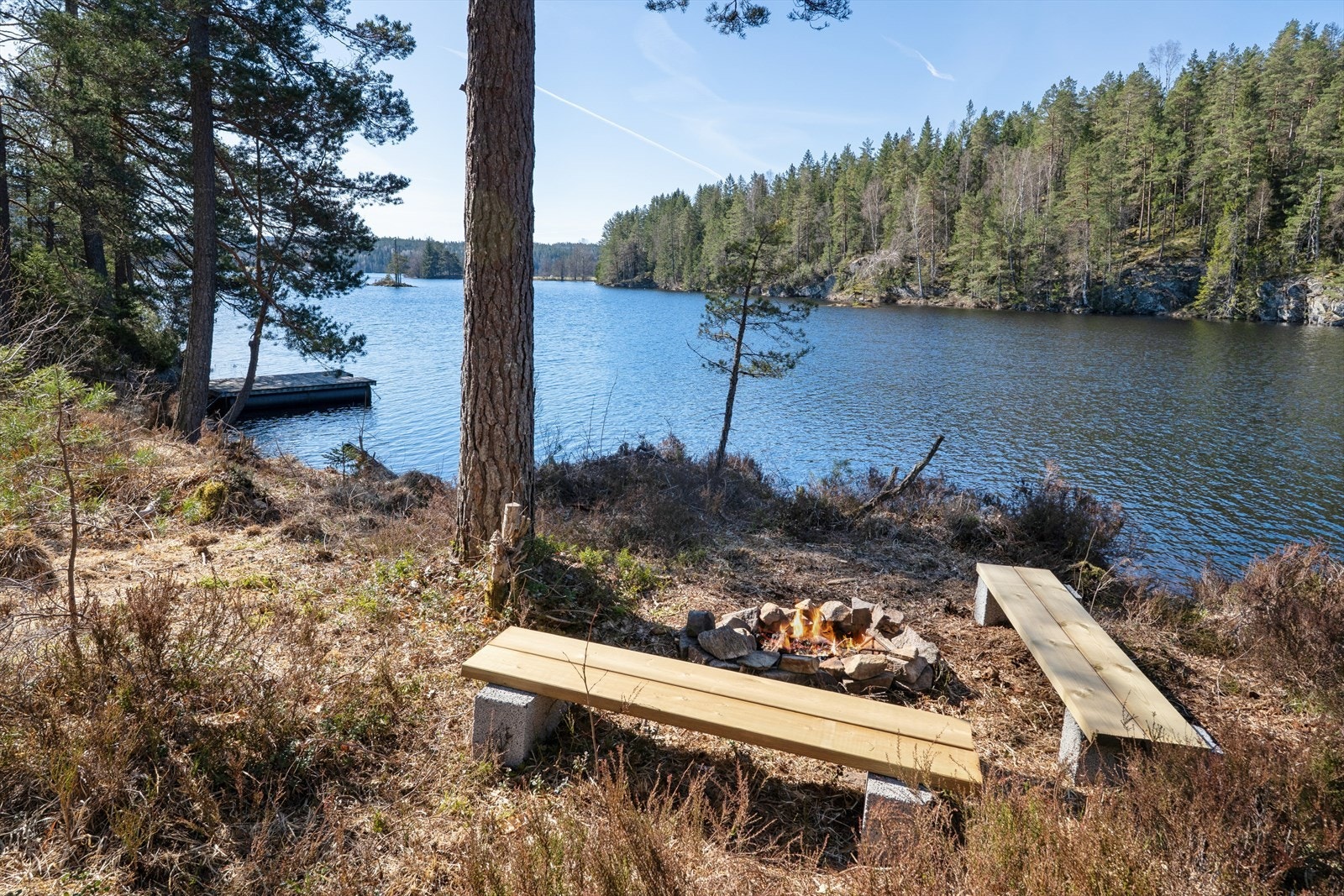Det er ca 100 meter ned til vannkanten. Eiendommen har rett til brygge, båtplass samt utsikt ned til Kilevannet. Galleribilde