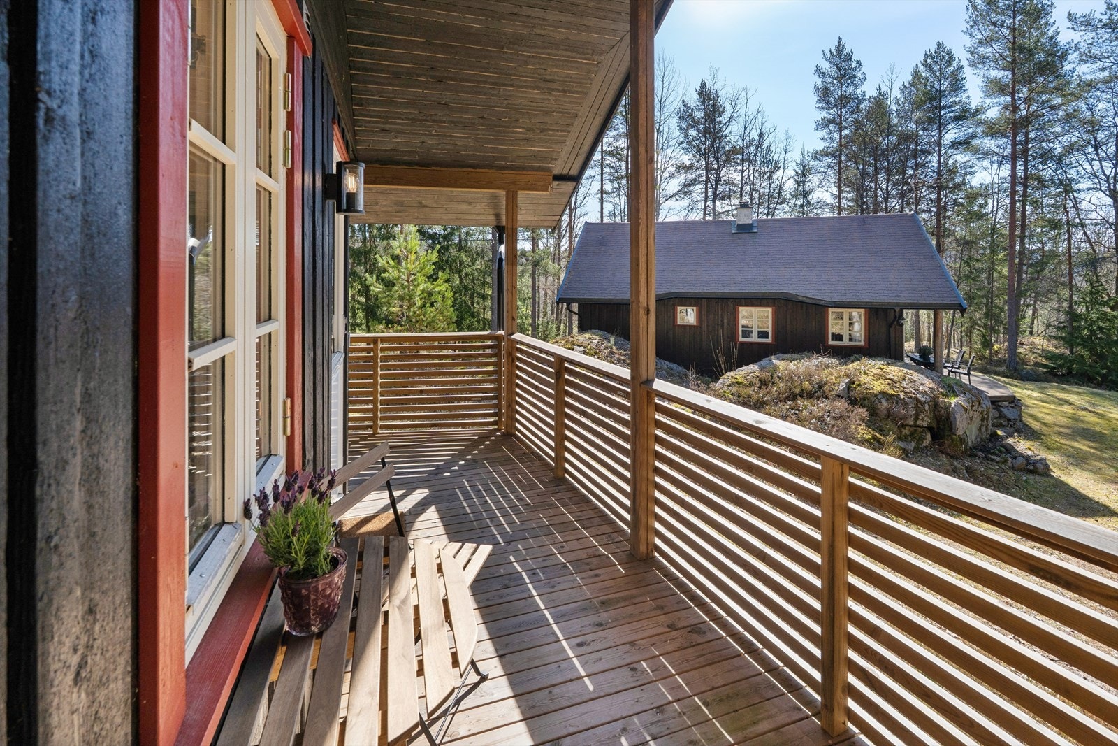 Annekset har en egen overbygget veranda ved inngangen, med plass til en liten sittegruppe. Galleribilde
