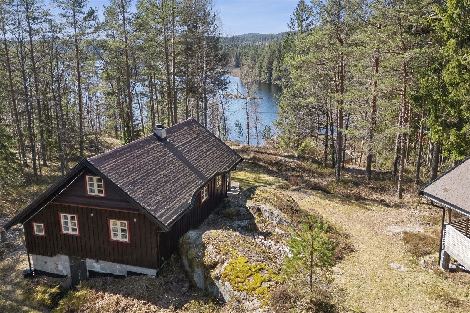 Eiendommen har en lettstelt naturtomt som skråner svakt mot sørvest. Galleribilde