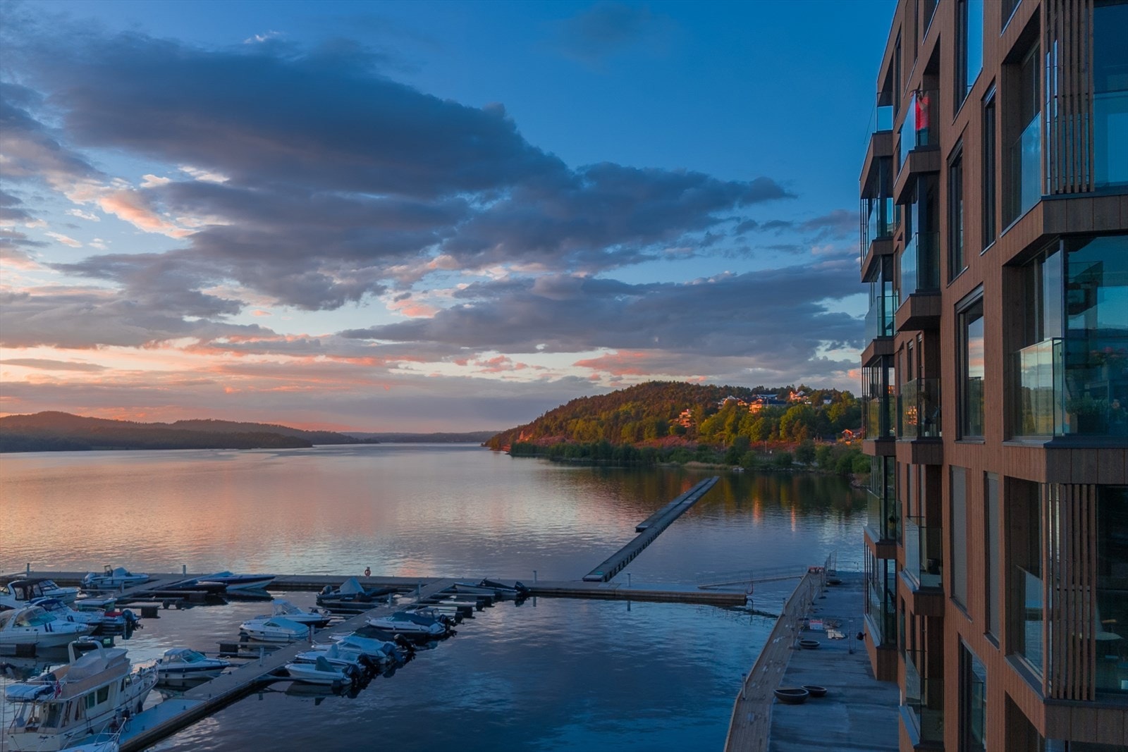 Med sjøen bare noen få skritt unna, har beboerne tilgang til flere bademuligheter - både fra sandstrand og bryggeanlegg. Promenaden langs vannet gir fine muligheter for spaserturer, og området legger til rette for en aktiv og strandnær livsstil. Galleribilde