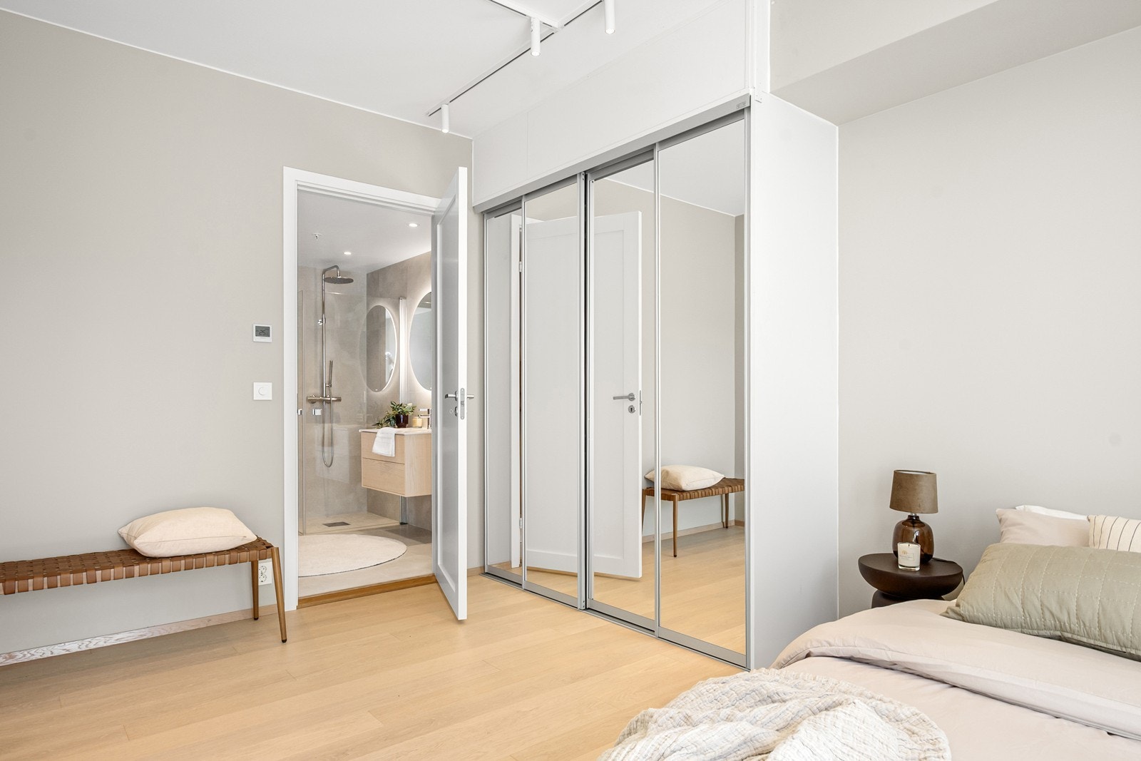 Hovedsoverommet har eksklusiv tilgang til eget en suite bad. Galleribilde