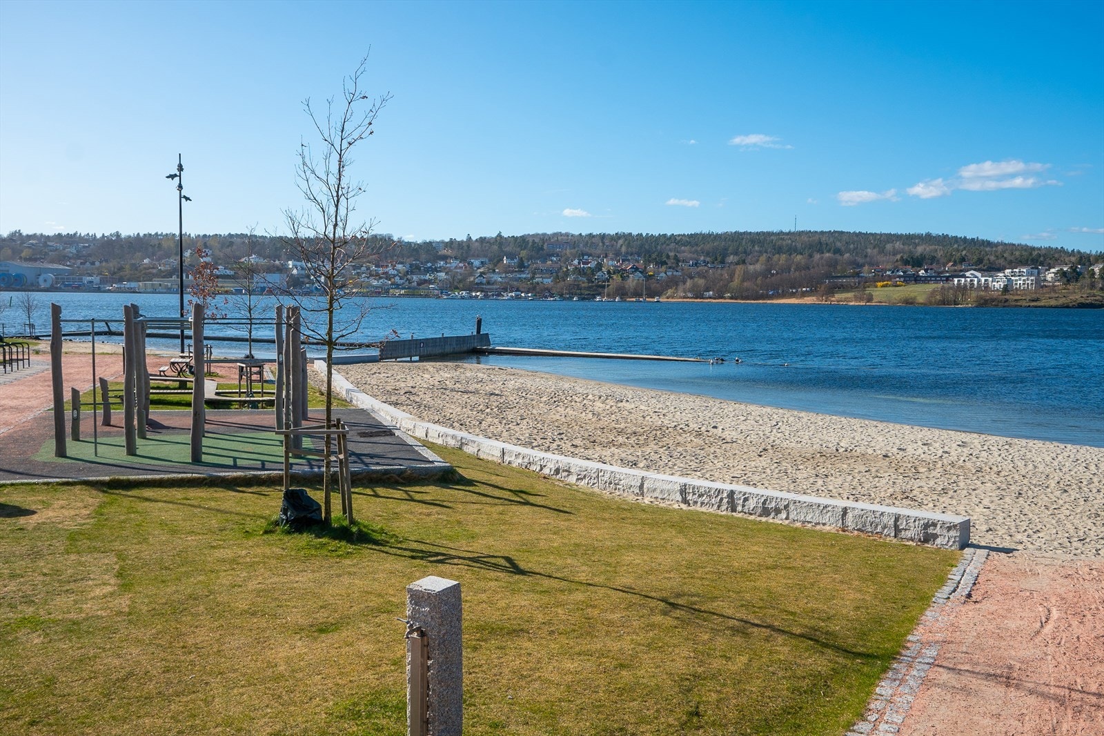 Bystranden Rabben byr på lekeplass, sandvolleyballbane, gjestebrygge og barnevennlig badestrand - perfekt for varme sommerdager. Galleribilde