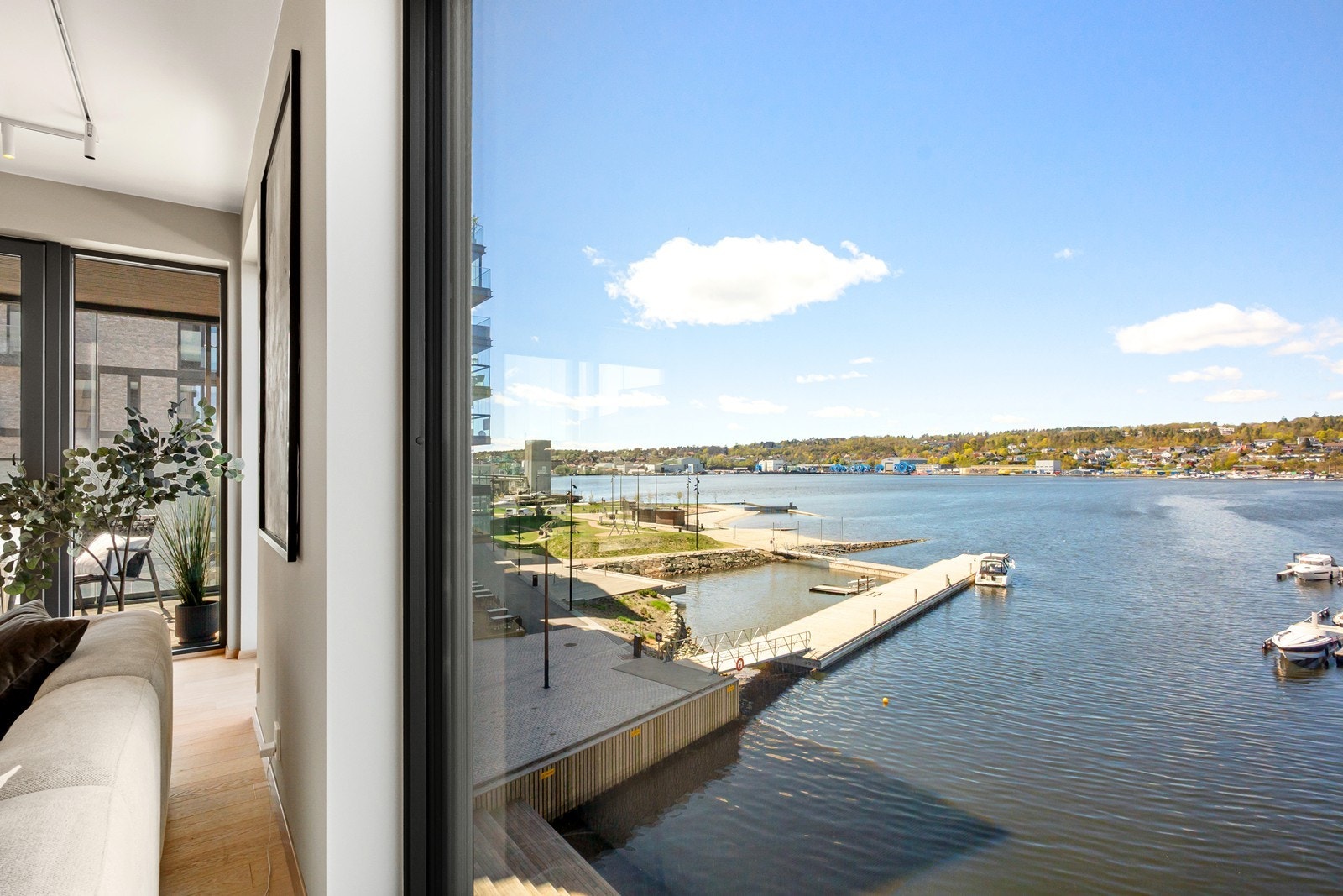 Den åpne utsikten mot Mossesundet skaper en unik atmosfære og gir en følelse av ro og frihet. Galleribilde