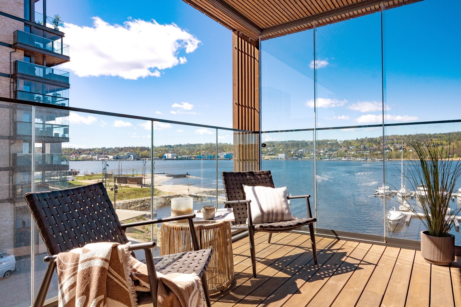 Rekkverk i klart glass fremhever den flotte utsikten fra balkongen. Galleribilde